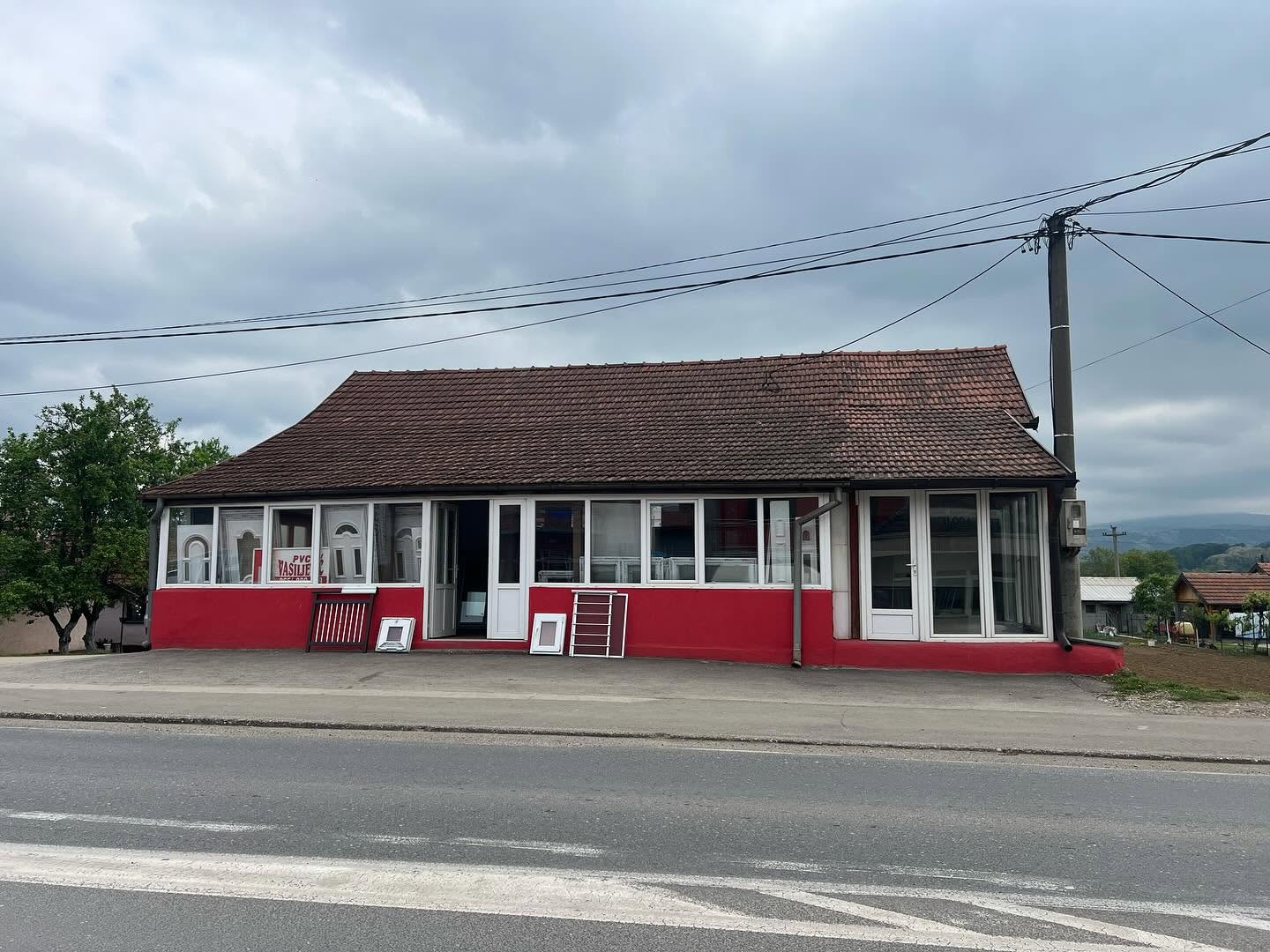 Salon Stolarije Vasiljević na magistralnom putu M19 u Karakaju, s izloženom PVC stolarijom