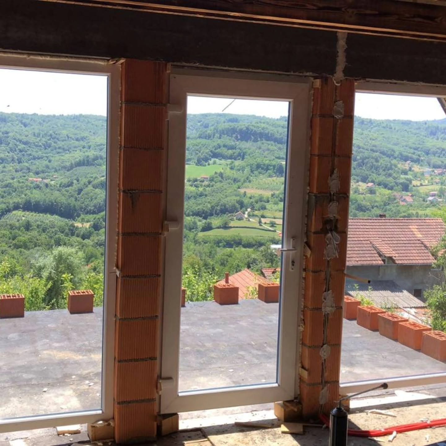 Veliki fiksni PVC prozori i balkonska vrata s pogledom na brda
