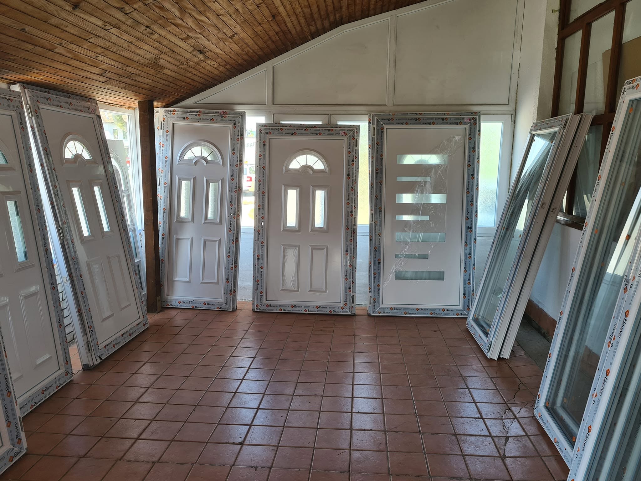 Izložbeni prostor s modelima PVC ulaznih vrata, klasičnim i modernim