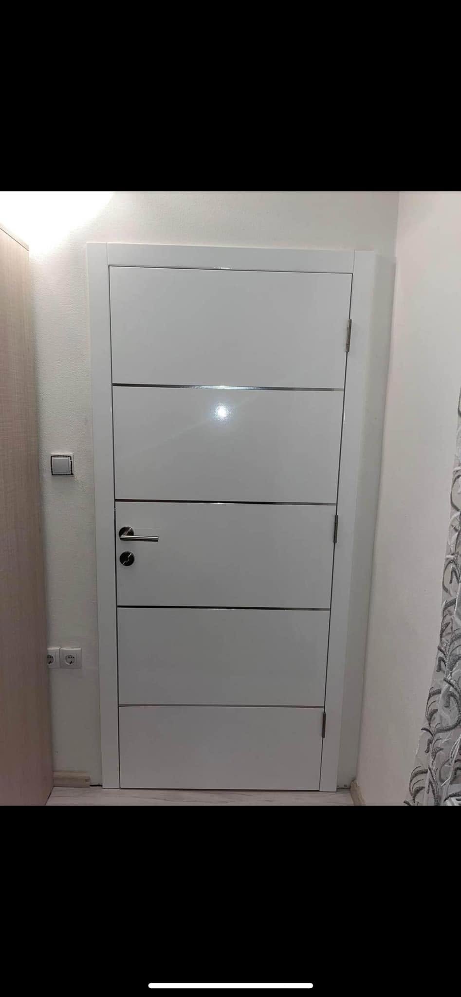 Bijela sobna vrata visokog sjaja s inox lajsnama