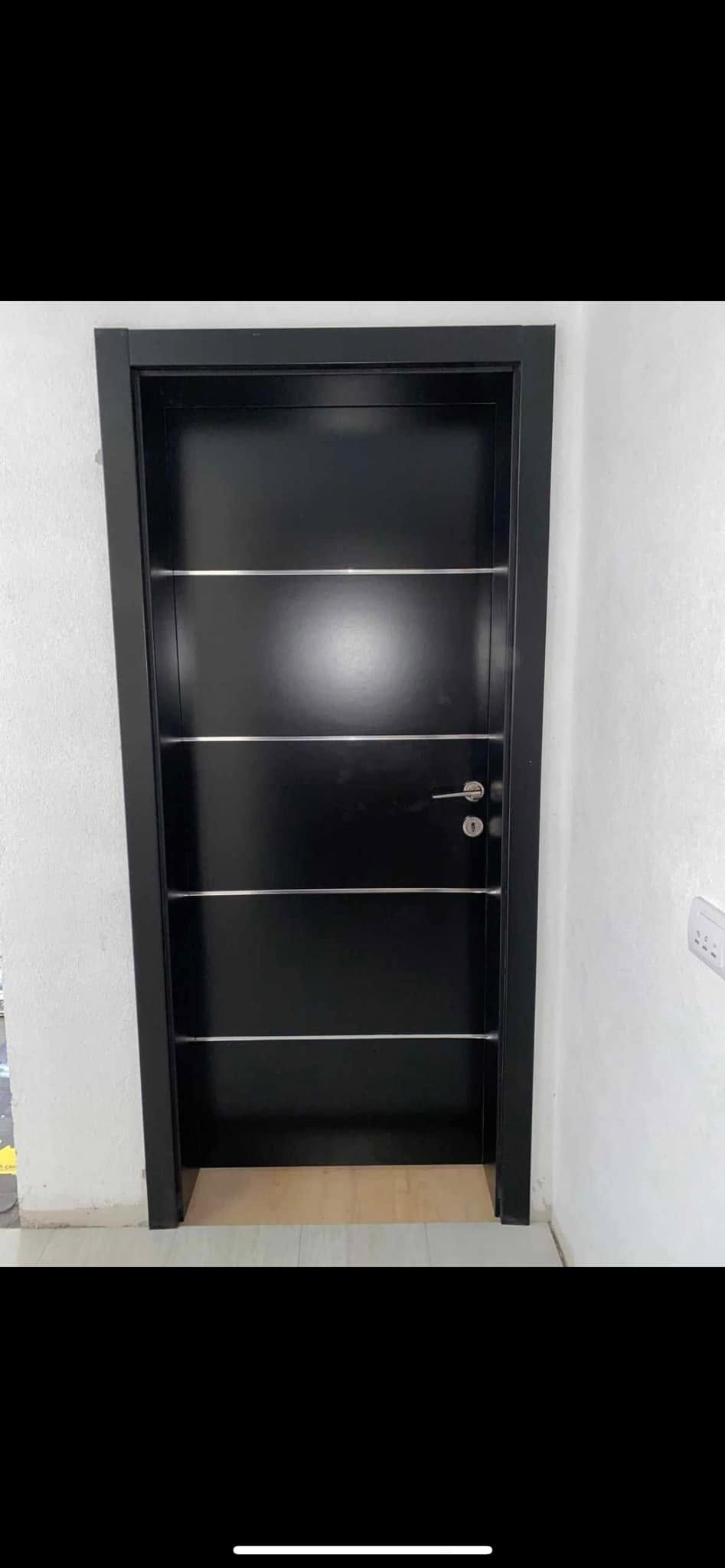 Crna sobna vrata s inox lajsnama i crnim štokom